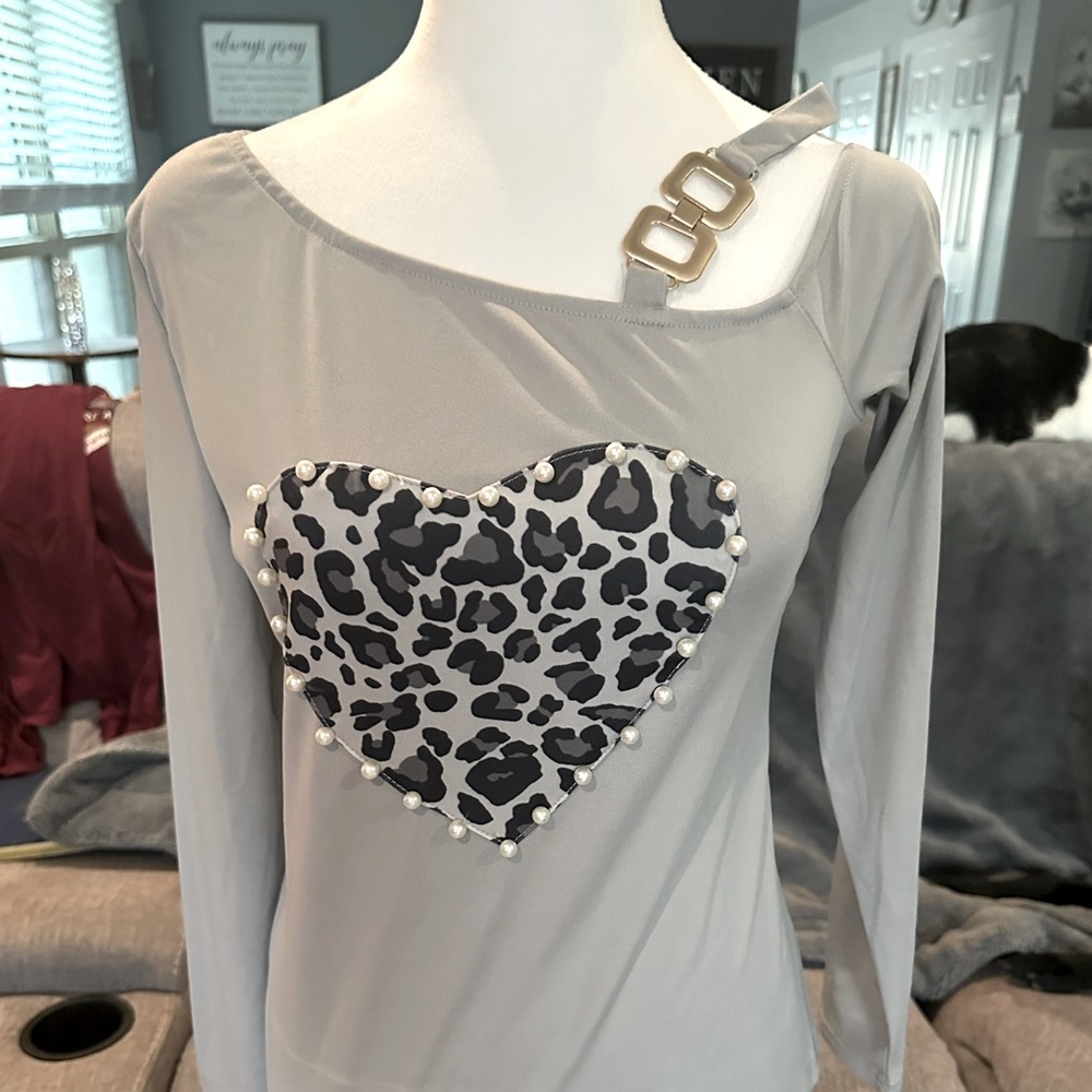 Chic Gray Leopard Heart Blouse
